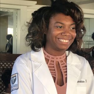 Meet your Posher, Deemeetrice